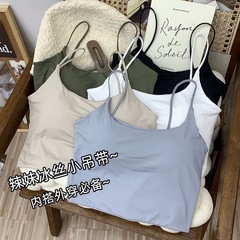 胸を拭く小さなストラップのベストは胸のパッドを持っています。