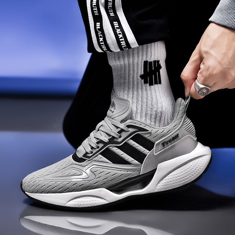 Sports fashionable breathable running sneakers with shoelaces