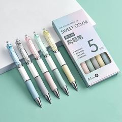 ゼリーのモランディの箱の中の中性の筆の高い顔の値はマカロンの署名のペンを押します。