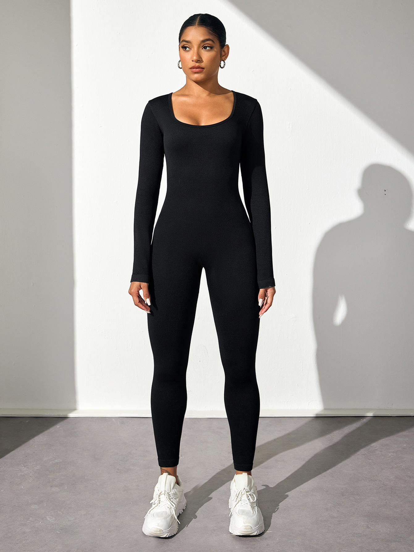 Nuevos productos transfronterizos de color sólido sin costuras de espalda de mujer de color sólido de espalda V cintura en un traje de yoga corto ajustado