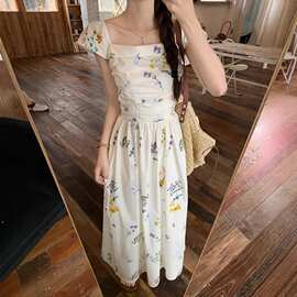 小飞袖方领碎花连衣裙子女夏季2026新款海边度假茶歇法式气质长裙