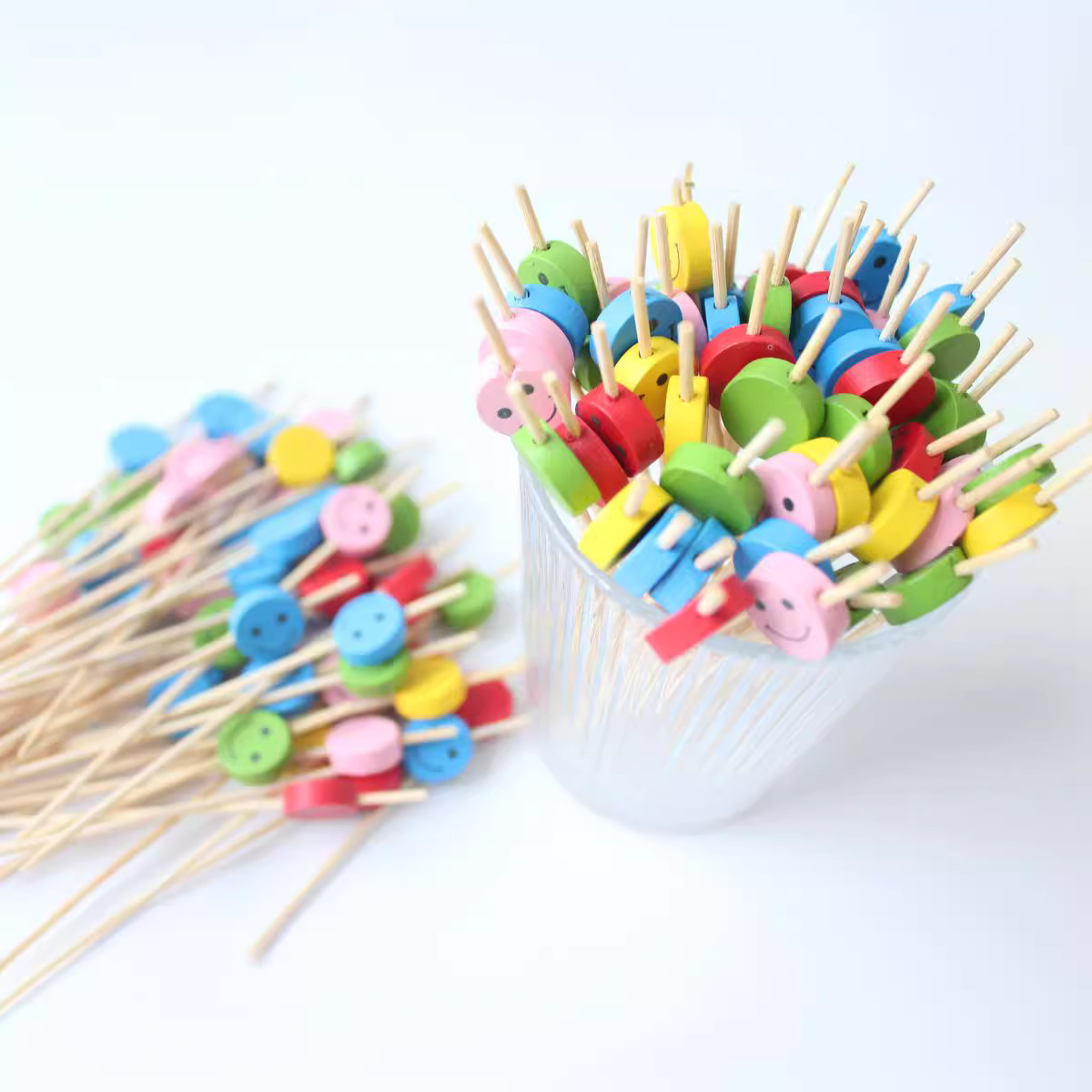 Fábrica al por mayor lindo sonriente cara mixta dibujos animados fruta palo comida palo de bambú desechable prueba palo fijo hamburguesa