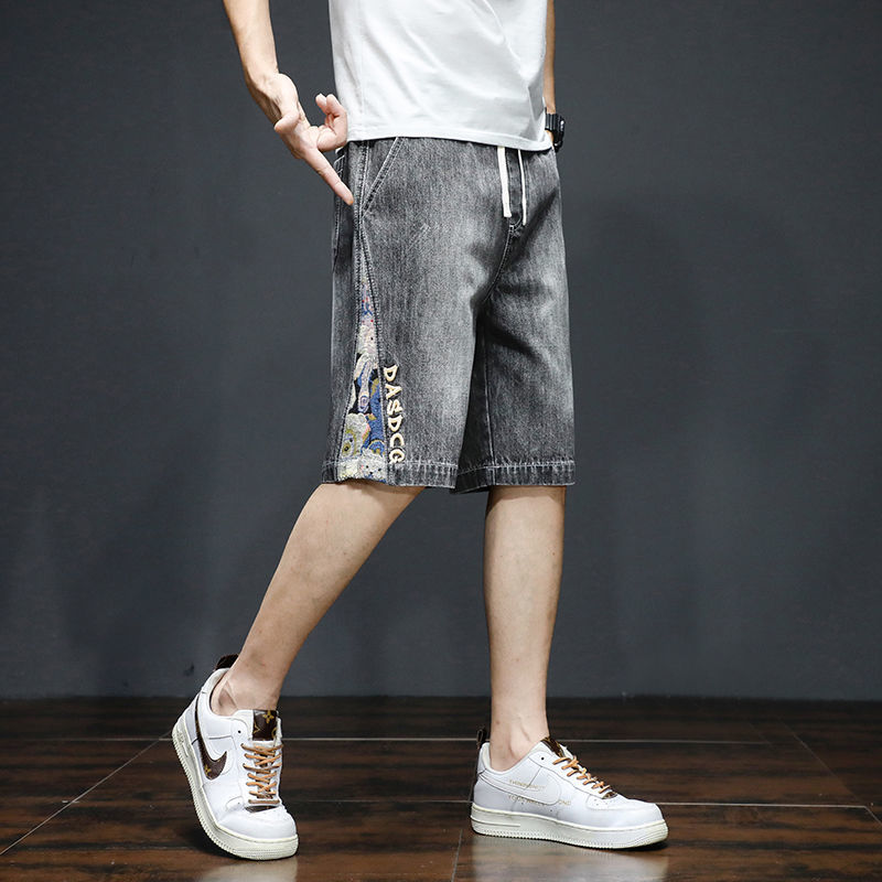Pantalones cortos de vaqueros para hombres de verano delgados bordados pantalones de cinco puntos de moda herramientas de moda pantalones casuales de cinco puntos