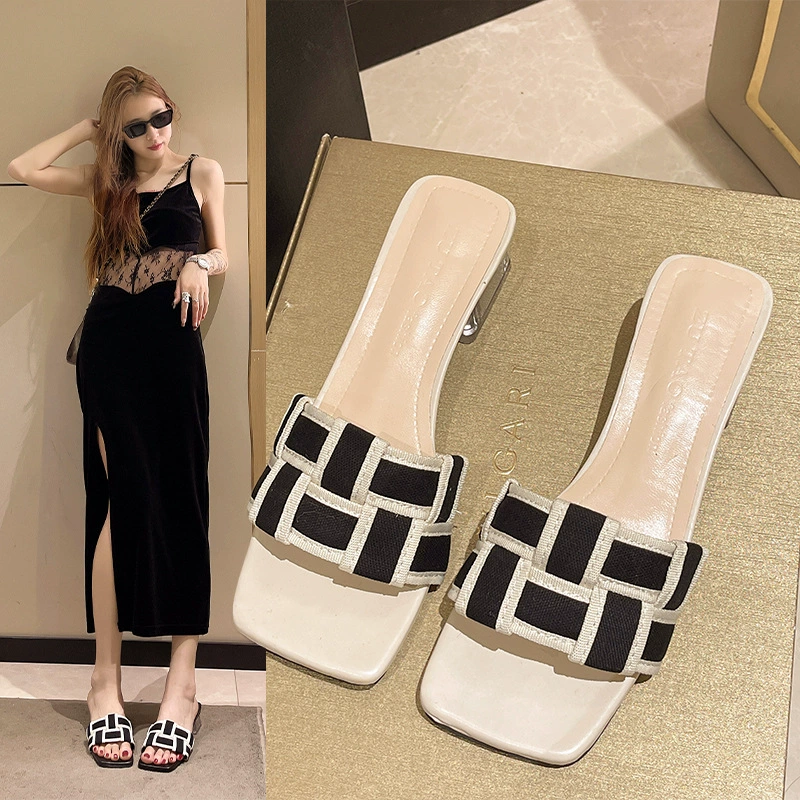 Net Red Fashion Корейская версия черно-белого цветного цветового шитье летние тапочки 2023 новые слова холодные тапочки можно носить снаружи
