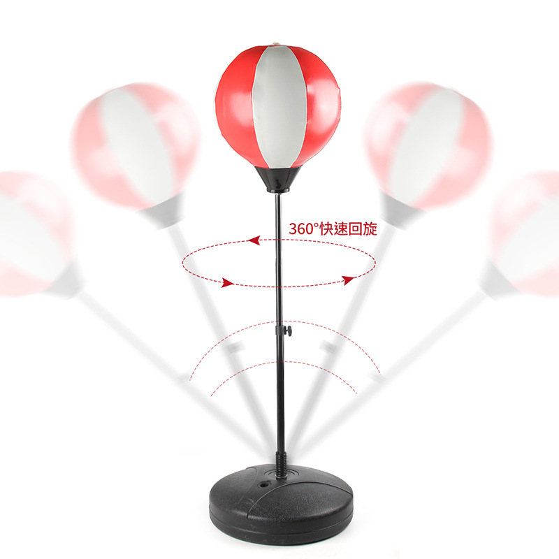 子供の家庭用訓練器材の男の子はスポーツのおもちゃをします。