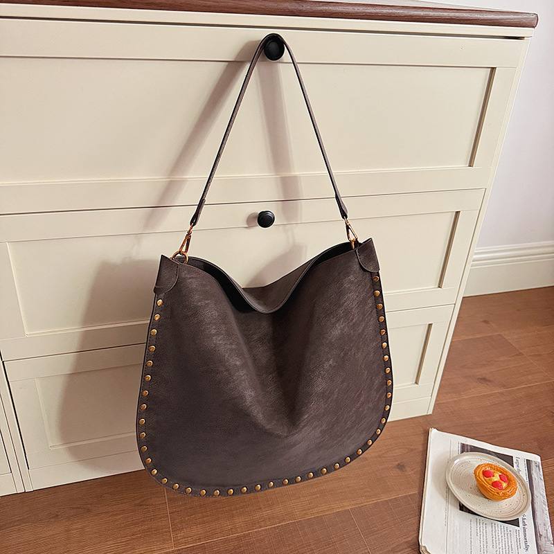 小众手提单肩大容量包包女新款高级质感铆钉休闲百搭单肩腋下女包