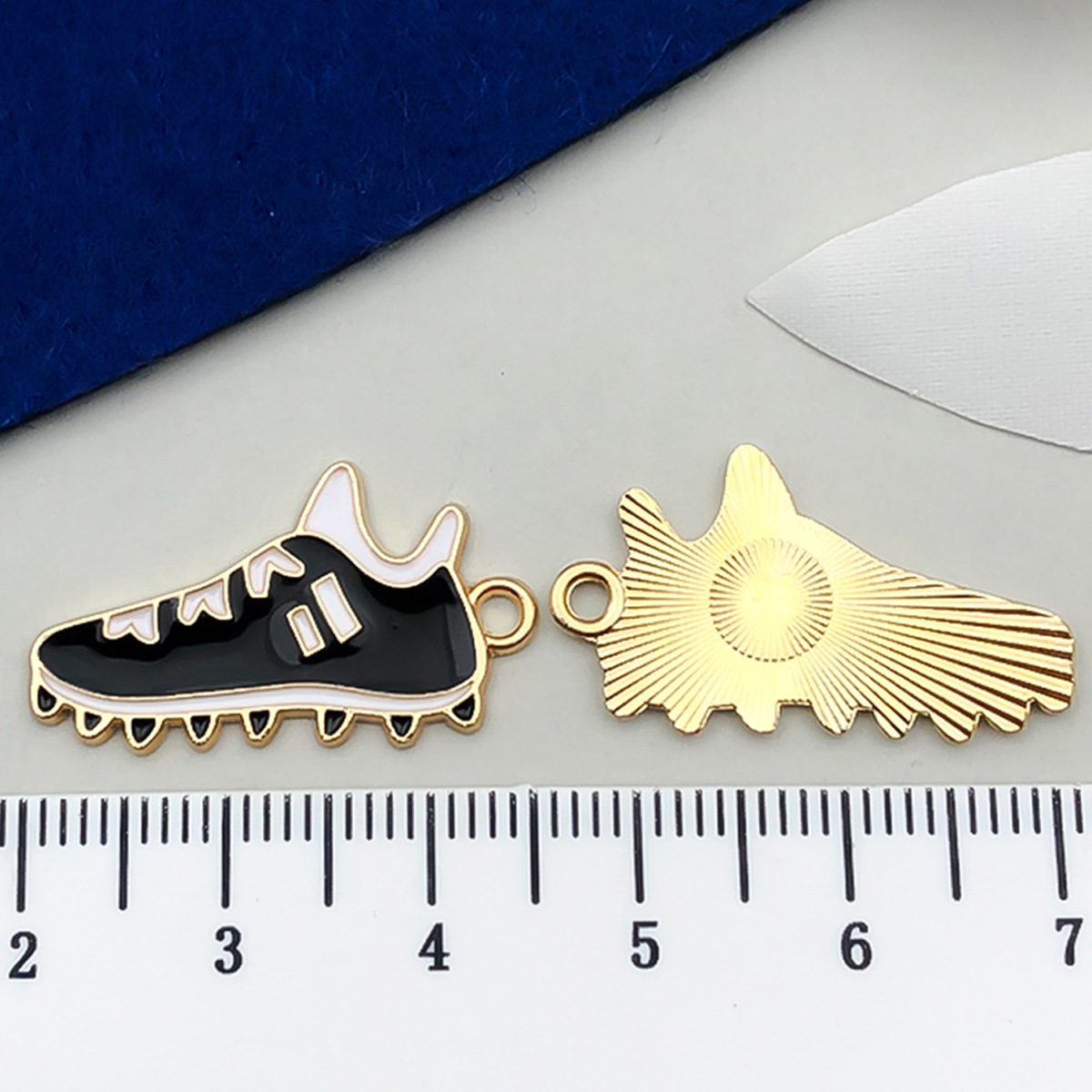 Black sneakers, 14x, 26mm
