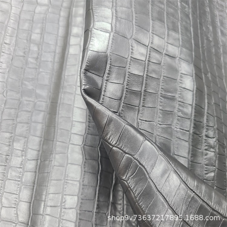 【厂家直销】黑色鳄鱼纹头层牛皮真皮 压纹竹节纹 皮带皮真皮皮料