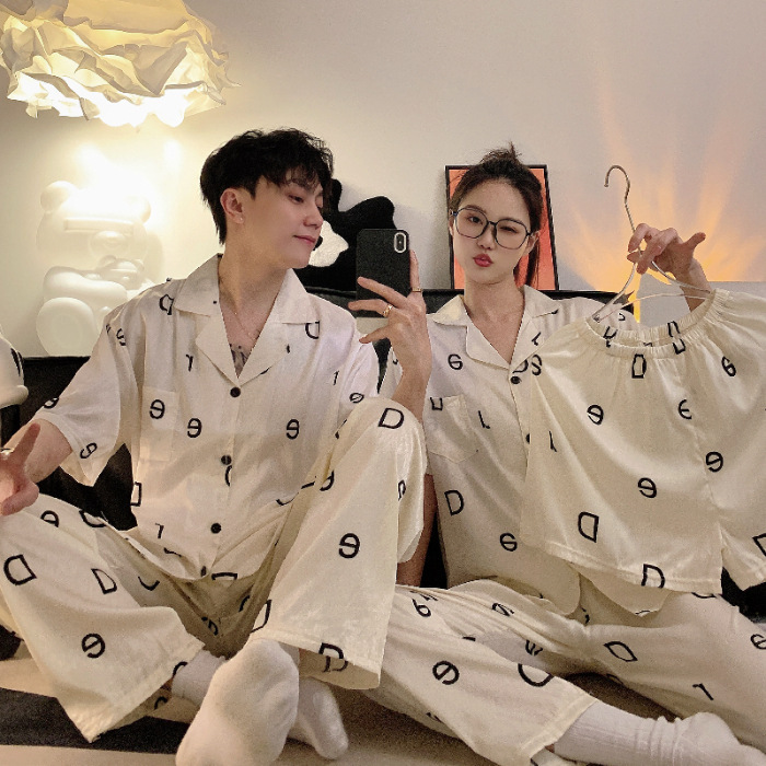 Verano letras de seda de hielo pareja pijama de tres piezas set de mangas cortas verano delgado hombre y mujer alta sensación de ropa de seda real para el hogar