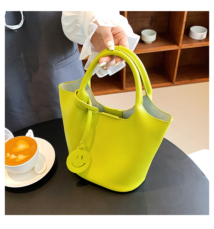 Women's Pu Leather Solid Color Elegant Fashion Soft Surface Bucket Type Magnetic Buckle Crossbody Bag Bucket Bag display picture 7