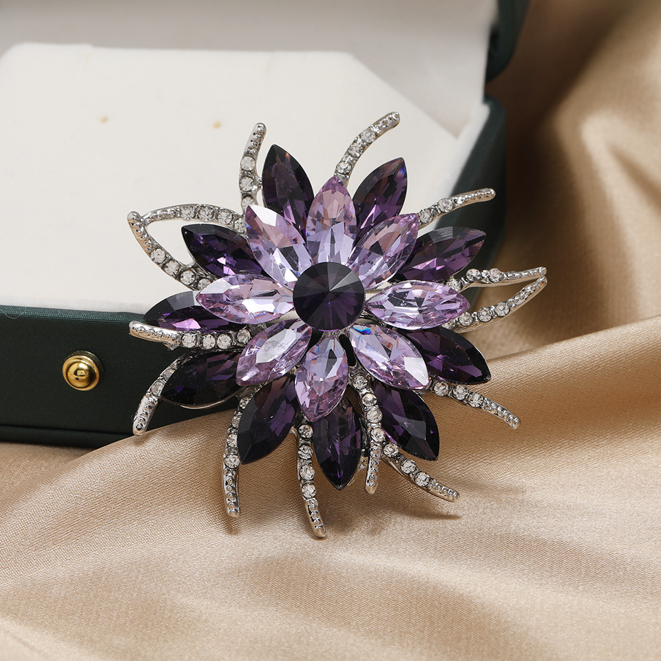 Retro Flower Alloy Inlay Artificial Gemstones Rhinestones Women's Brooches display picture 2