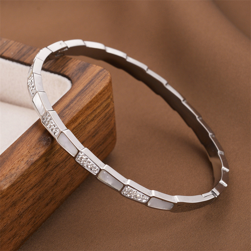 Pulsera de titanio y acero para mujer, diseño moderno y sencillo, pulsera de lujo que no se desvanece, venta al por mayor en stock.