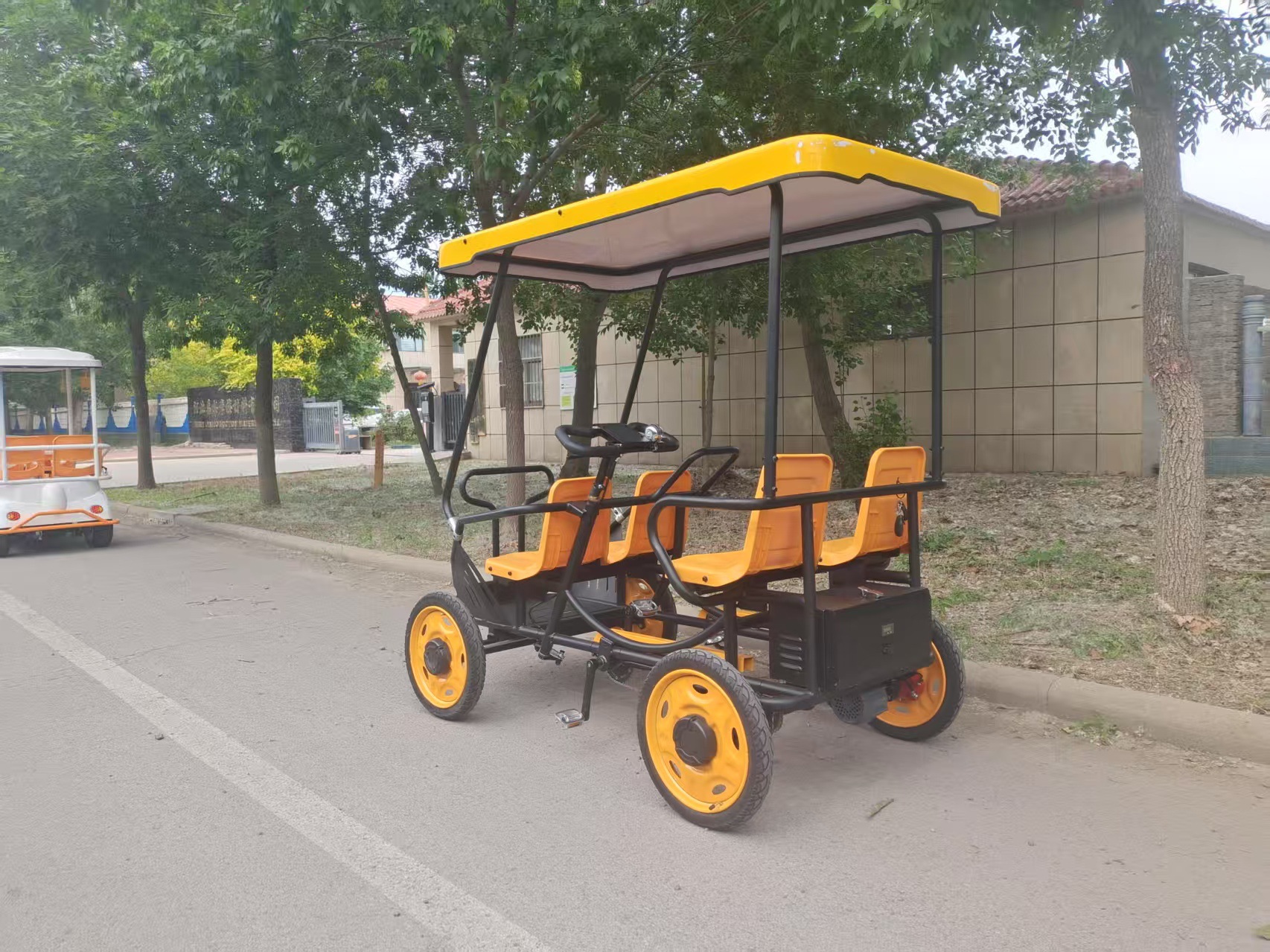 The new Bondson four-seater four-wheel pedal car can assist the scenic area's scan-code system four-wheel sightseeing vehicle