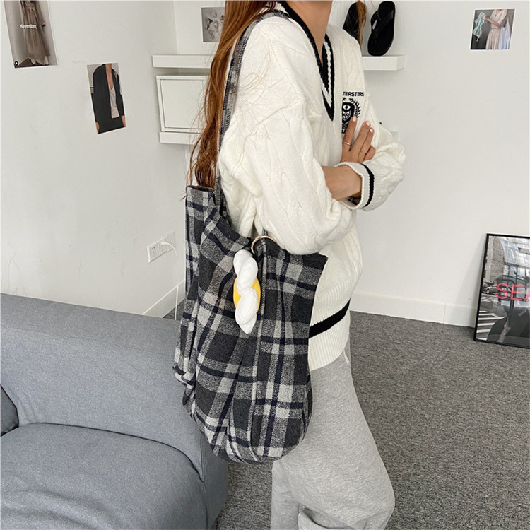 0981 Simple ins checkered woolen single-shoulder bag, hand-held cloth bag, student large-capacity shopping bag, laid-back style women's bag undefined