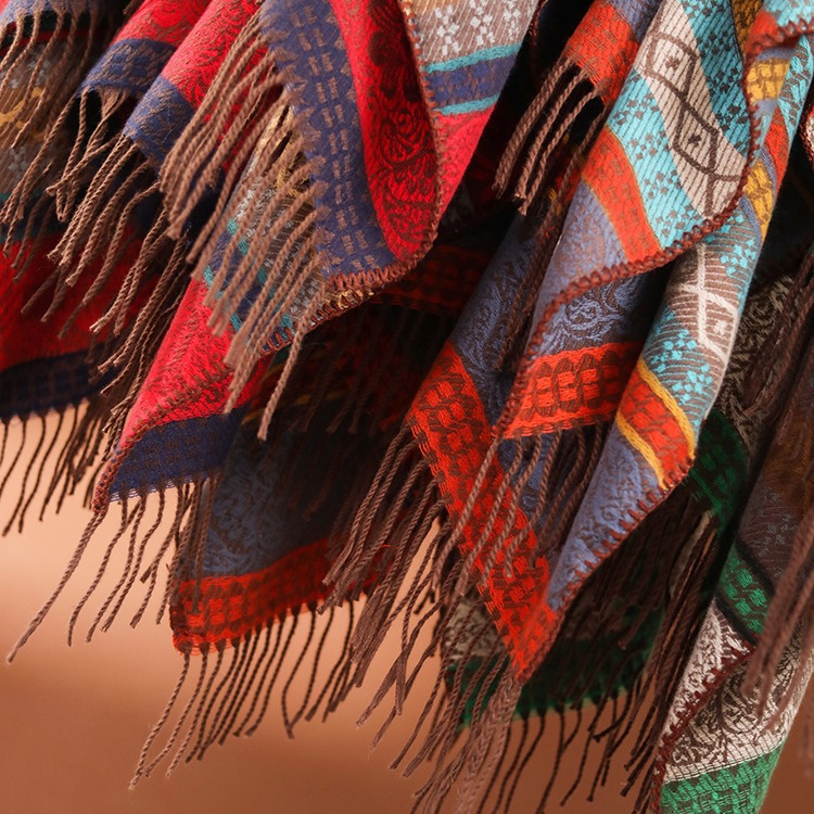 Σάλι με φούντα και έθνικ χρωματικές εναλλαγές, ρίγες σε αντίθεση, σε στυλ ταξιδιού, με απαλή κουβέρτα για εξωτερικούς χώρους_voghion.com