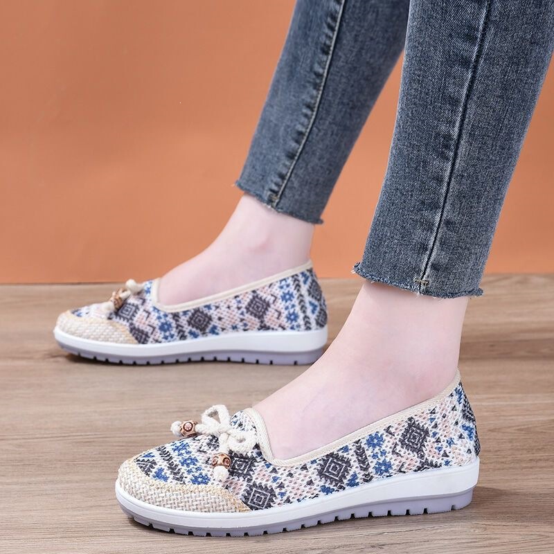 Summer Old Beijing Cloth Shoes for Women, Soft Sole, Non-Slip, Breathable Hollow Design, Sandals for Elderly, Flat Grandma Shoes Summer Old Beijing Cloth Shoes for Women, Soft Sole, Non-Slip, Breathable Hollow Design, Sandals for Elderly, Flat Grandma Shoes