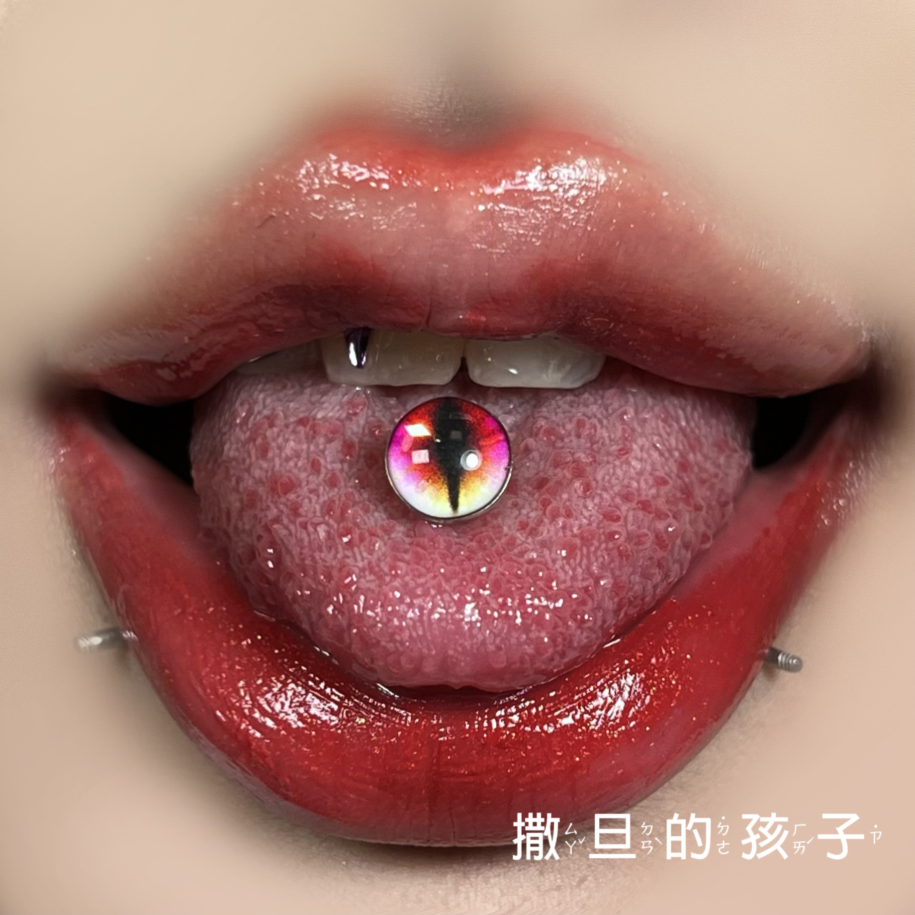 Silver pointed spike labret stud material detail