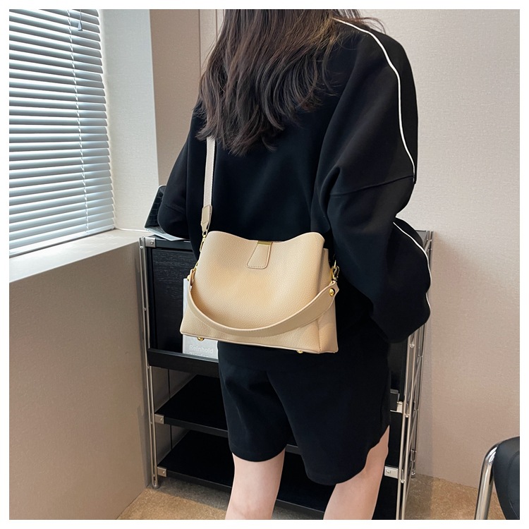 La borsa a secchiello più popolare dell'anno, la nuova borsa a mano alla moda del 2025, con una trama semplice ed elegante, una tracolla monospalla versatile._voghion.com