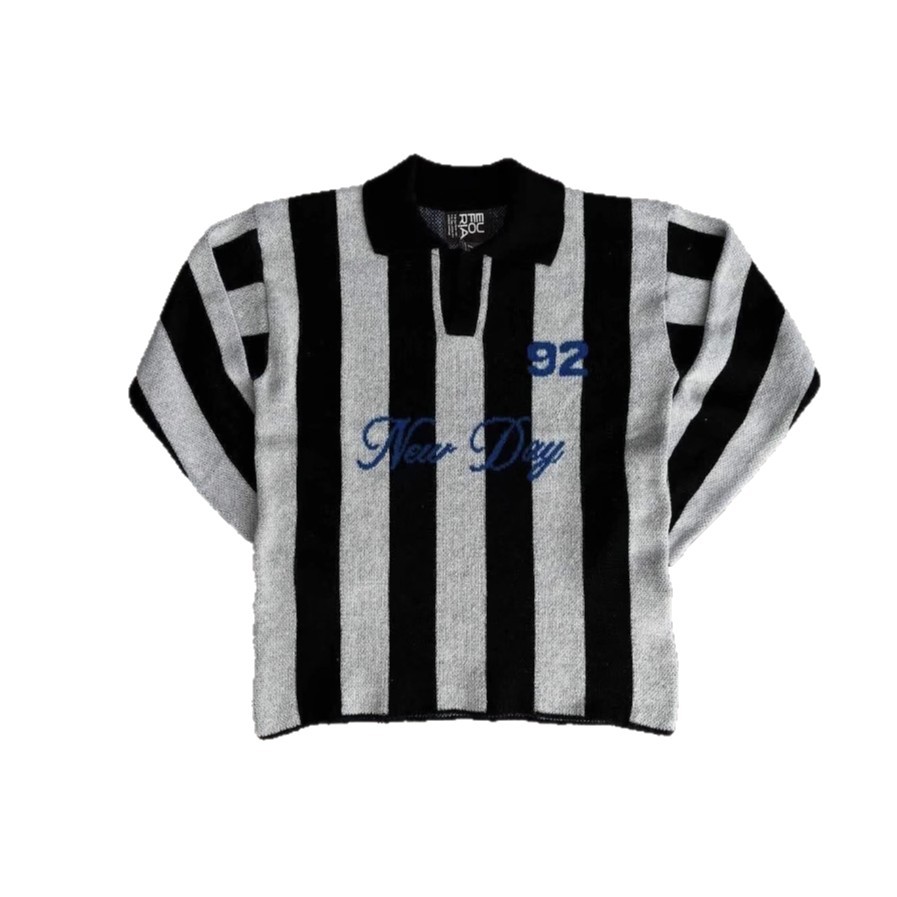 Suéter de punto estilo jersey retro americano con rayas verticales para hombre y mujer, con estampado de letras y cuello tipo polo, Otoño/Invierno 2025.