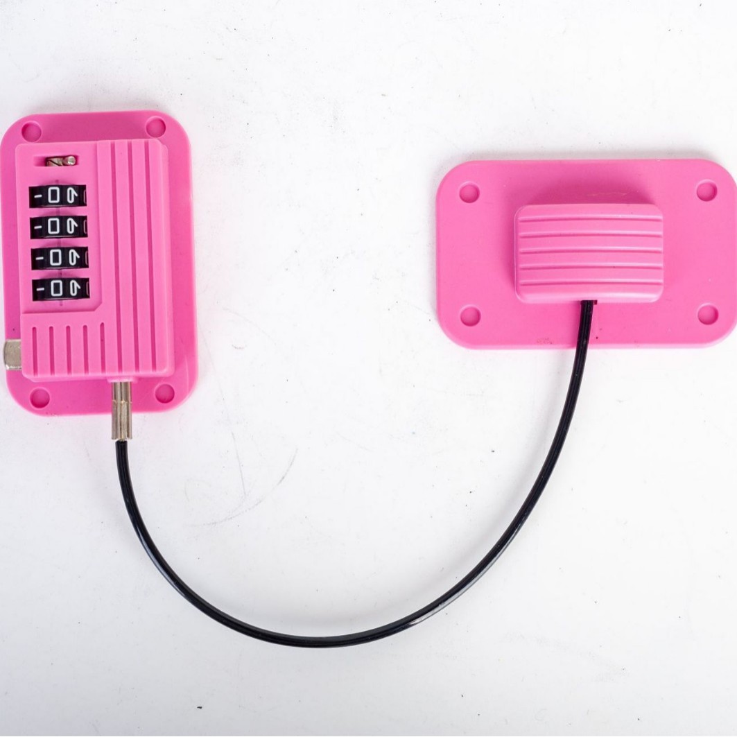 Protective universal lock for boxes