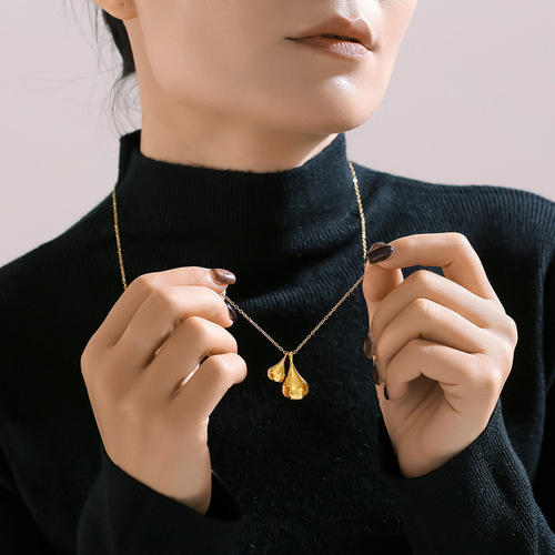 European and American chic Feng water drop pendant necklace women's new simple and versatile stainless steel gold-plated sweater chain jewelry wholesale