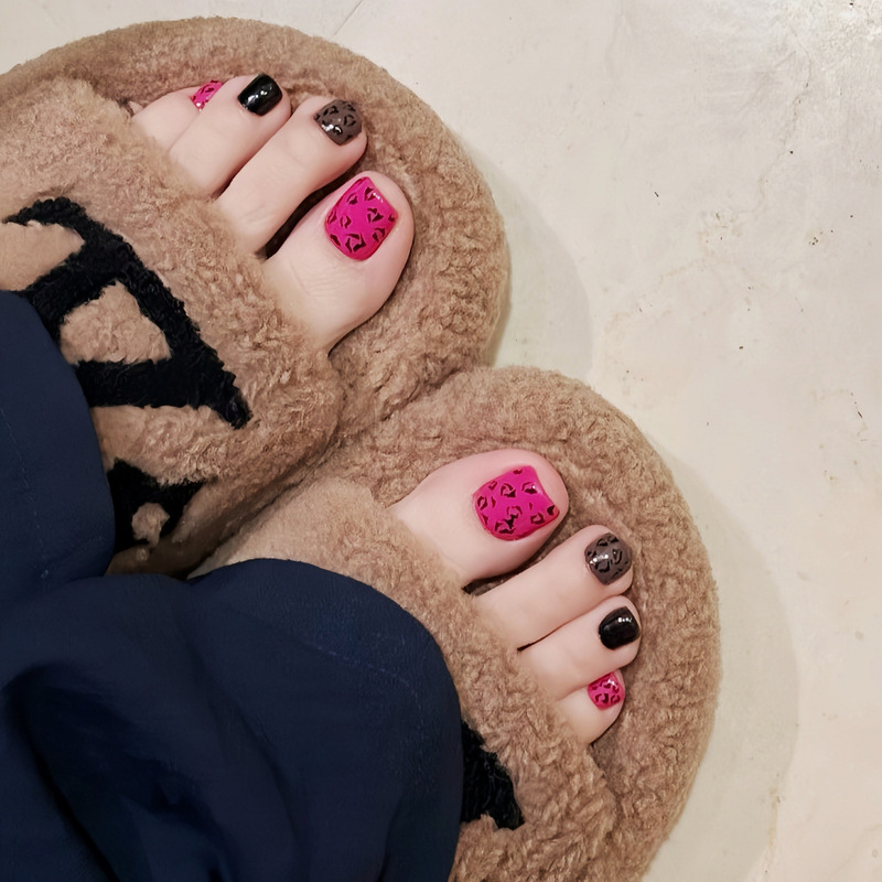 J165- Vibrant Rose Red Meets Cool Black Toenails, Sweet and Spicy Leopard Print, Eye-Catching Detachable Nail Pieces