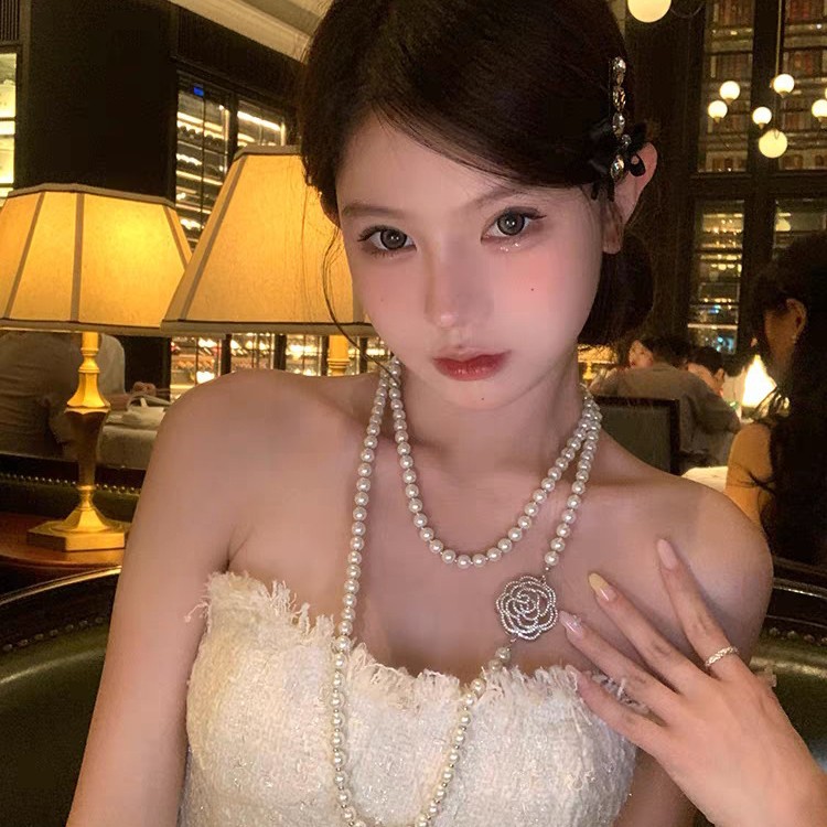 Collier à plusieurs rangs de perles et camélia, nouveauté 2026, élégant et tendance, idéal pour les femmes._voghion.com