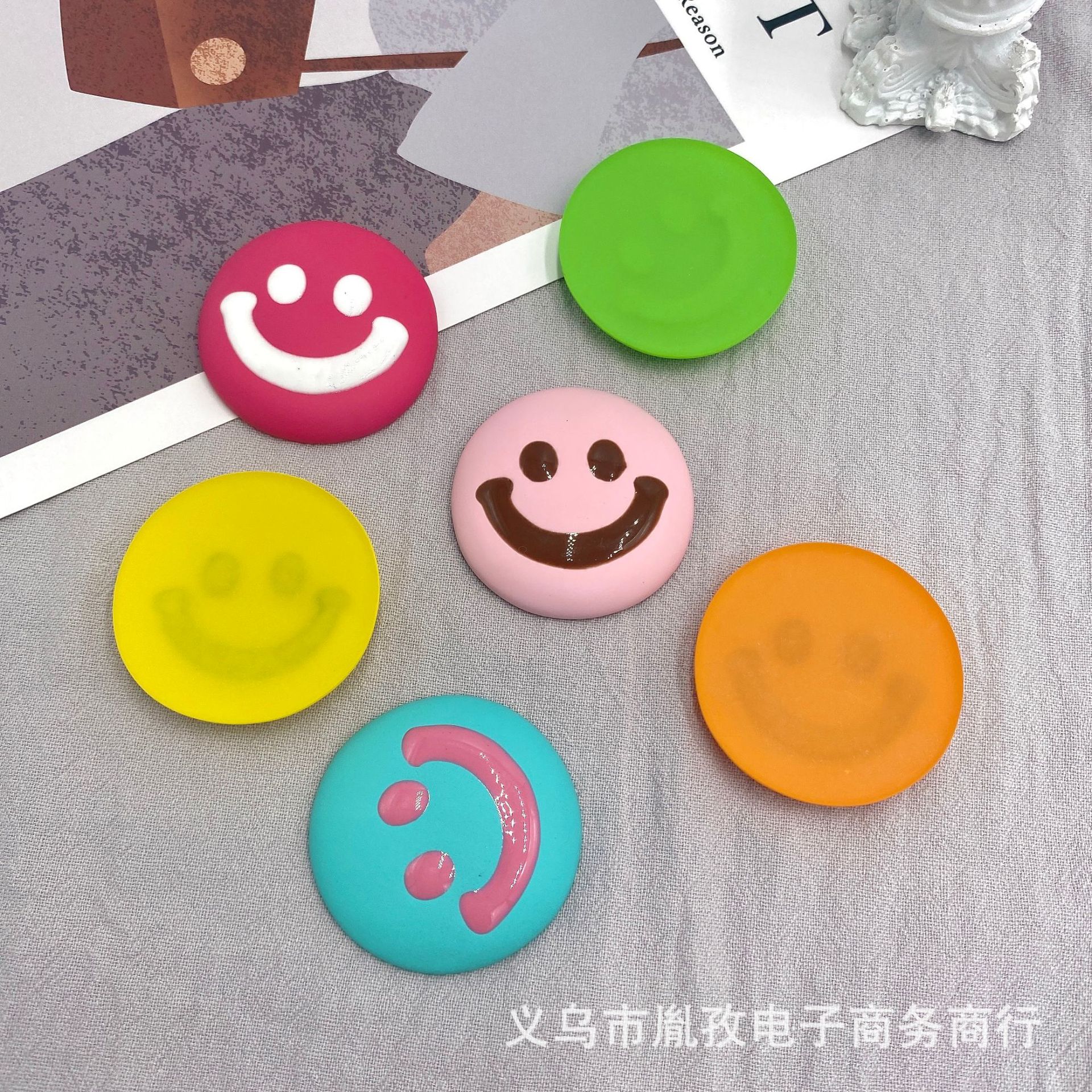 2022 Corea del Sur nuevo lindo color crema de dibujos animados cara sonriente parche accesorios DIY teléfono móvil Shell llavero material