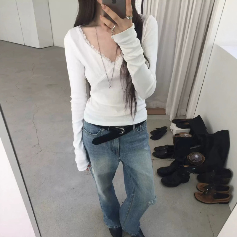 Currently available in Dongdaemun, South Korea, the same style as the 2026 autumn nuese lace trim V-neck slim-fit long-sleeve women's T-shirt Currently available in Dongdaemun, South Korea, the same style as the 2026 autumn nuese lace trim V-neck slim-fit long-sleeve women's T-shirt