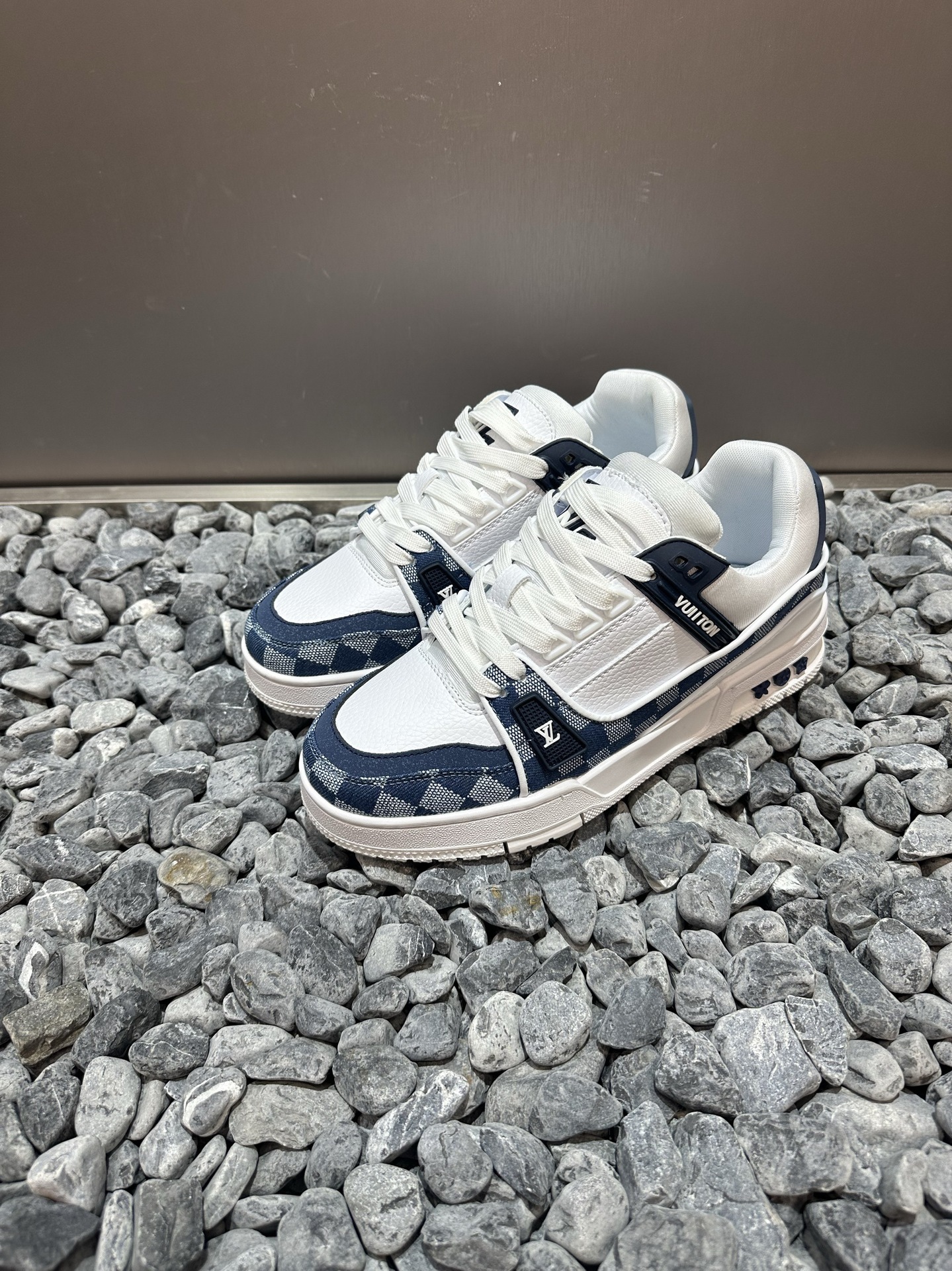 Tablero blanco y azul