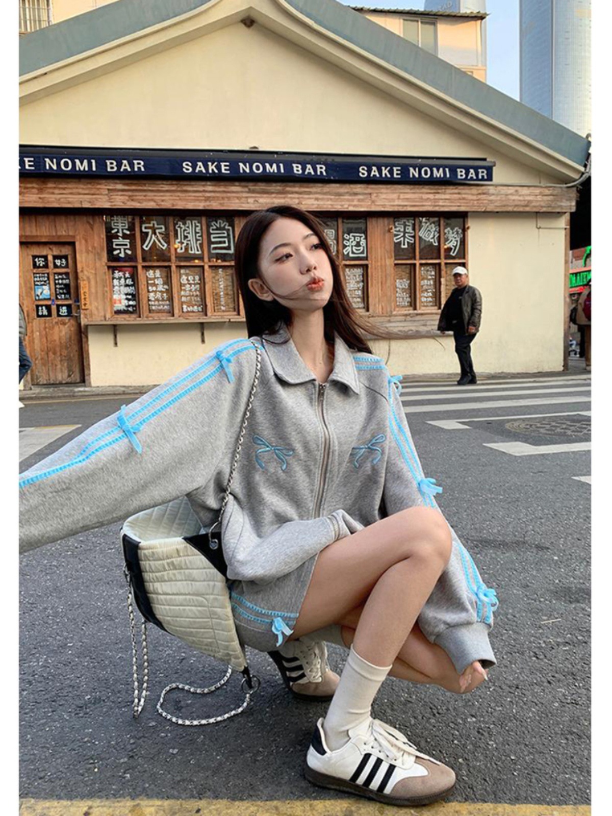 デザイン感のある蝶結びの長袖の上着の女性の春と秋の新型の襟の刺繍のゆったりしている大衆の上着のファッション