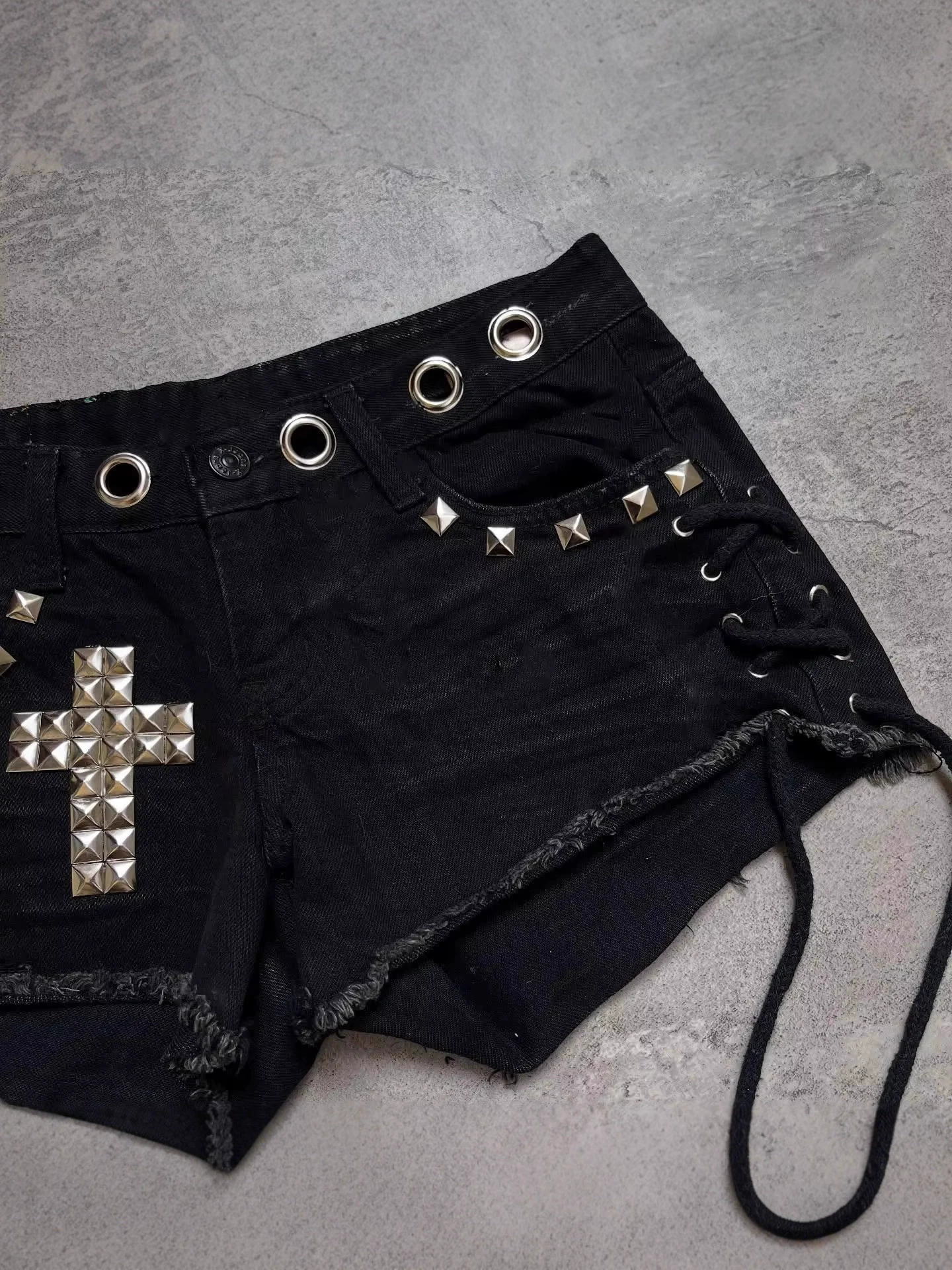 Шорты унисекс Y2K в стиле high-street gothic, со стальными заклёпками и крестом, чёрные