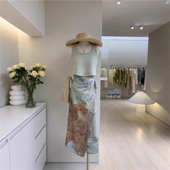 夏服には、ファッショナブルで甘いグリーンのニットキャミソールトップとデザインスカートの2点セットが揃っています。