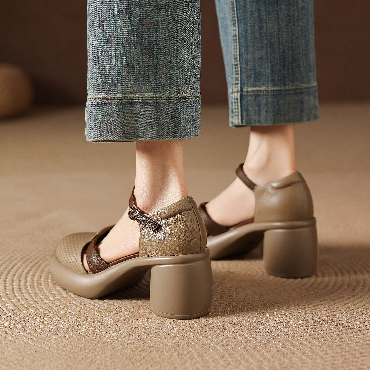 Sandal nữ da cừu mũi trùm đục lỗ quai ngang khóa một chữ gót thô 7.5 cm — màu trắng ngà