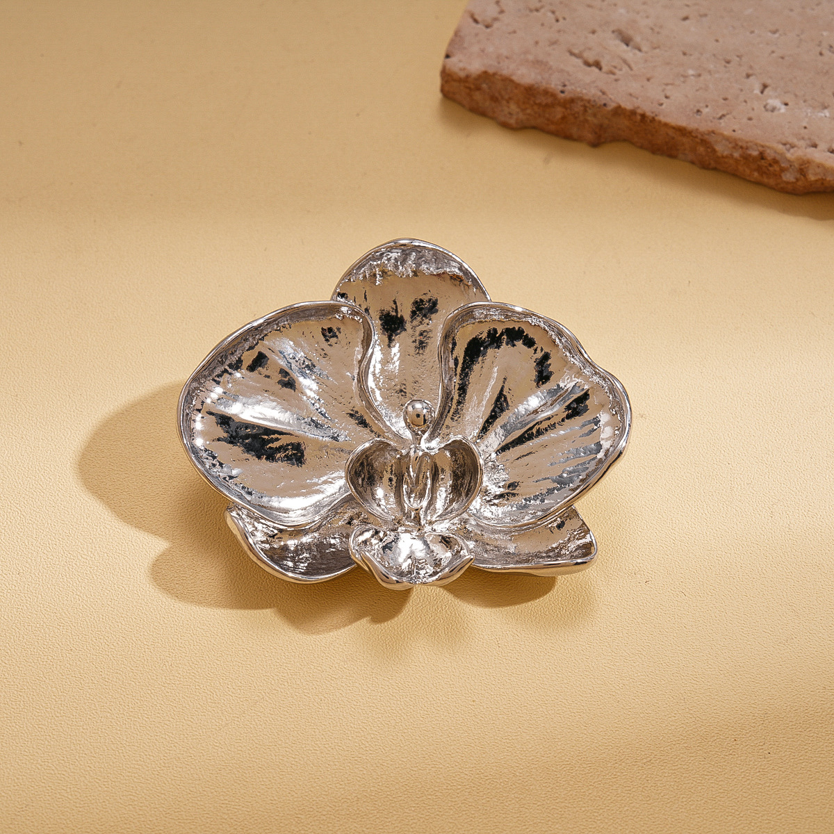 Broche de flores de metal pesado europeo y americano estilo transfronterizo temperamento simple pectoral nicho personalidad alta sensación pectoral mujer