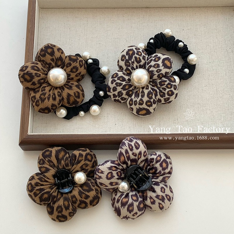 Corea del Sur Dongdaemun nuevo patrón de leopardo de perla relleno de algodón flor tridimensional lindo agarrar clips de correa clips de tiburón adornamiento para el cabello pequeño
