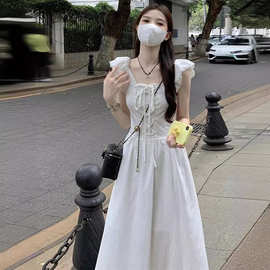 茶歇法式方领绑带小飞袖白色连衣裙女夏设计感收腰显瘦无袖长裙子