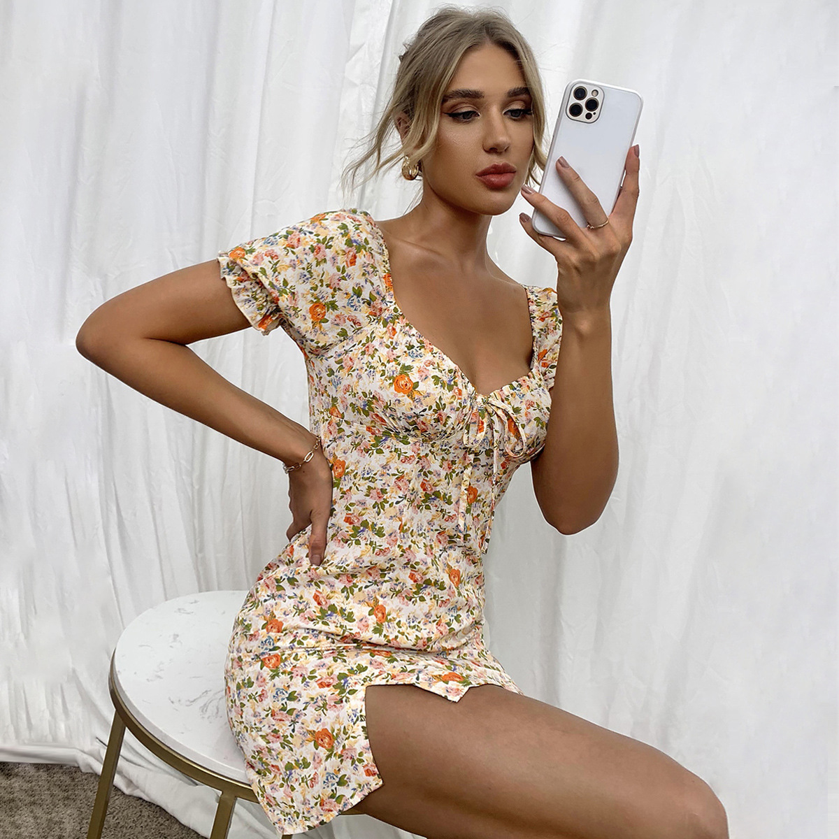 Мини-юбка, сексуальное платье, короткий рукав, в цветочек, квадратный вырез, с открытой спиной, с акцентом на бедрах