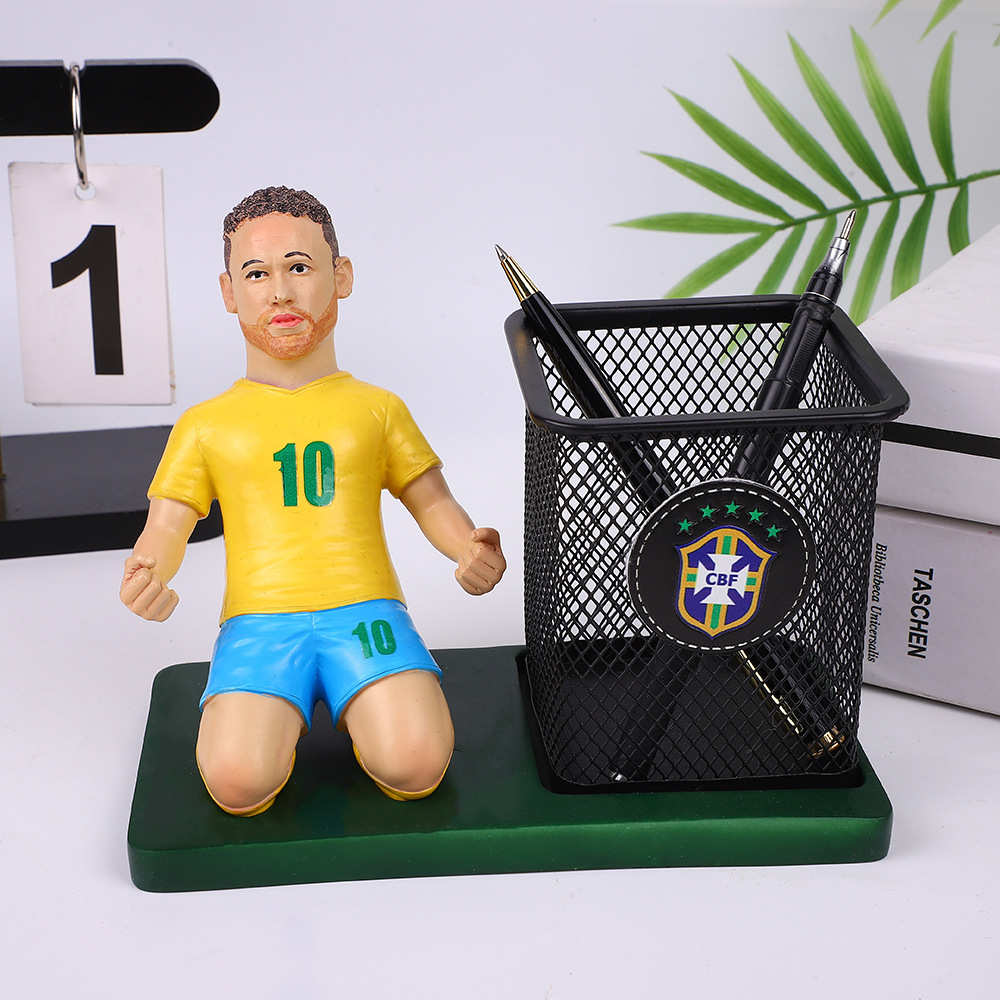 Acción de arrodillarse para celebrar el portalápices de fútbol comercio exterior transfronterizo al por mayor artesanía de resina decoración de regalos papelería creativa estudiante