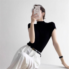 夏の外着修身黒半袖天糸ニットの中に高級感純欲風tシャツの上着を着ています。