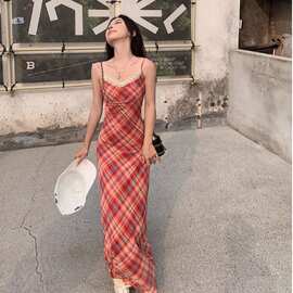 高级感气质格纹吊带裙女早春海边度假风红色收腰连衣裙包臀裙长裙
