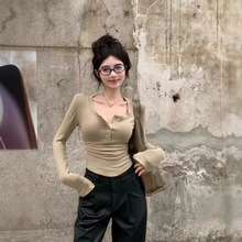 辣妹卡其色半开领长袖T恤女秋季别致修身短款白色上衣内搭打底衫
