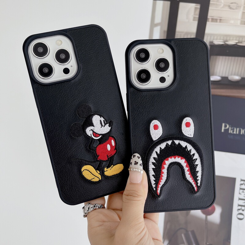 Wood Grain Hand Protective Case for Cartoon iphone14promax All-Covering Hard Case Drop-Resistant Phone Case for 16pro