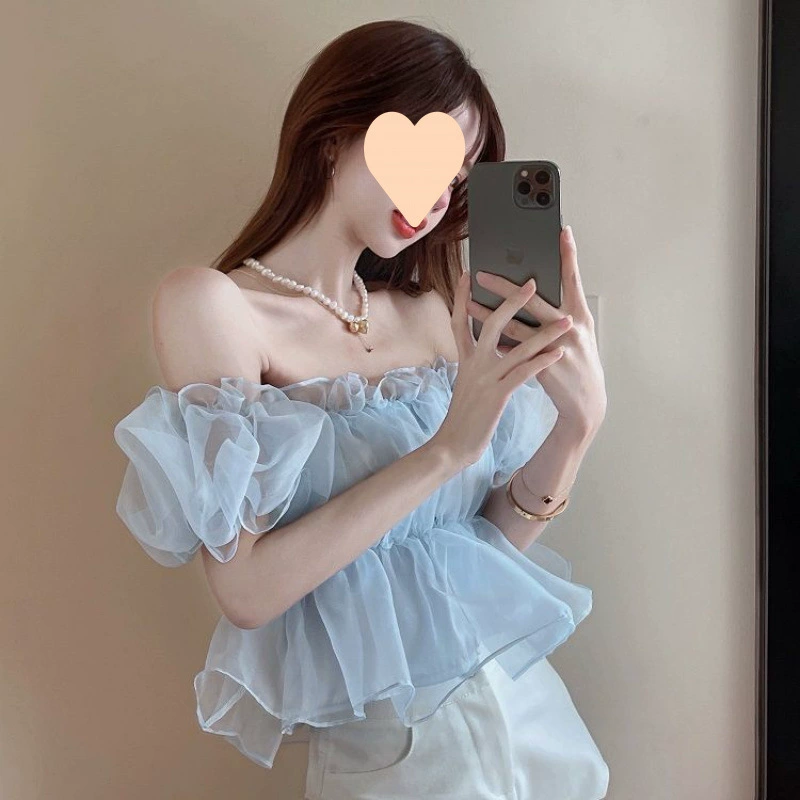 Летняя блузка из шифона с одним оголенным плечом, пышными рукавами и элегантным дизайном в стиле «сладкой феи», коллекция 2025 года.