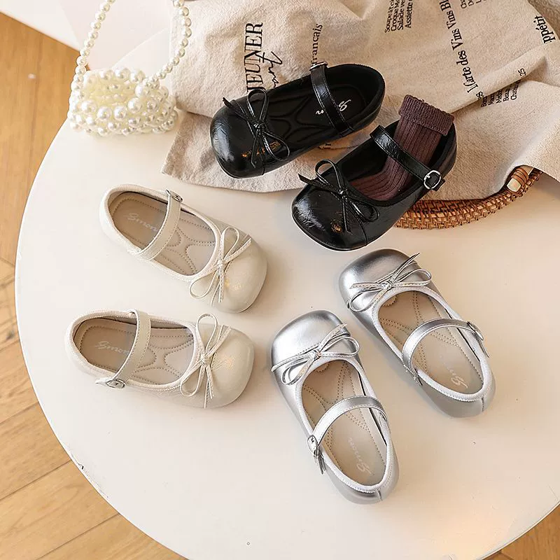 Туфли на плоской подошве для девочек весна 2025 года в стиле k для детей маленького и среднего размера с бантиками, простые, удобные и милые маленькие кожаные туфли и туфли-бобы.