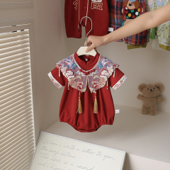 周の赤ちゃんの服をつかむ夏の薄い半袖の赤ちゃんのお尻の服の満月の1歳の乳幼児のドレスの夏服