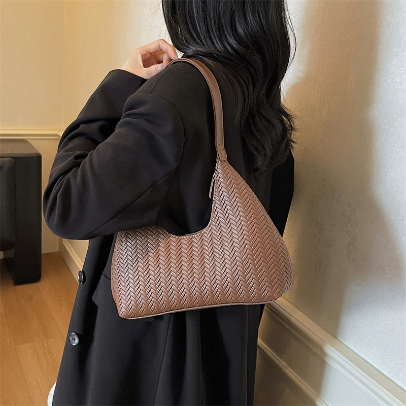 Transfronterizos lujosos tejidos bolsas de brazo para mujeres 2025 otoño y invierno retro bolsas de mano versátiles estilo extranjero mochila de viaje