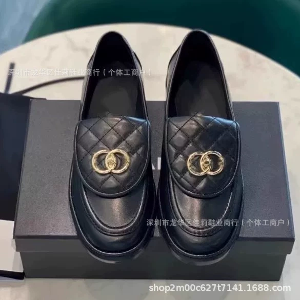 В тот же день маленькие ботинки Lefu Fengfeng Женская весна 2025 Новая круглая книжная пряжка Черная водная обувь Wild Wild