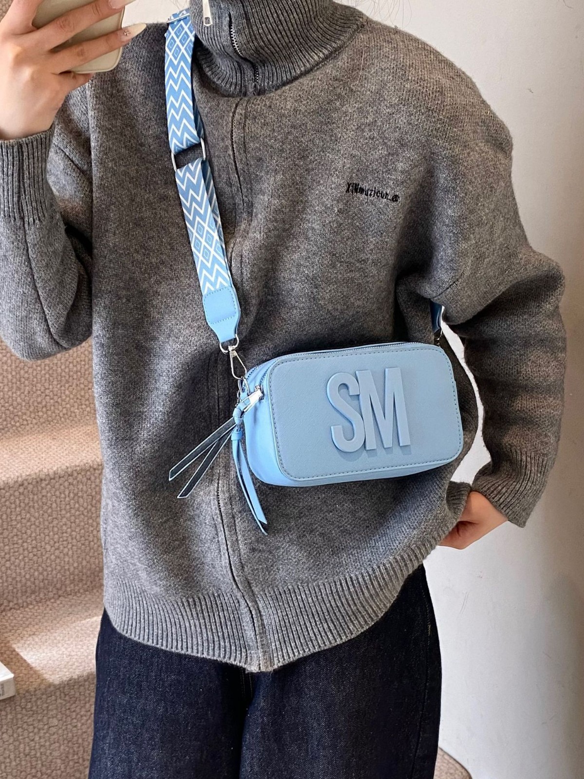 Personalidad de moda moda moda bolsa de mujer casual versátil nicho letras pequeñas bolsas cuadradas correa de hombro ancha popular mochila de hombro