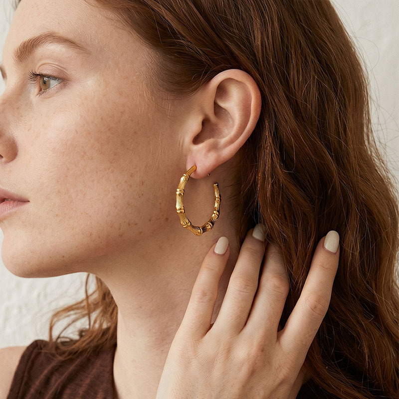 TENA Europa y los Estados Unidos transfronterizos aretes de acero inoxidable lujo ligero de alto nivel sensación de bambú letras en forma de C exagerado aretes HOOP para mujeres
